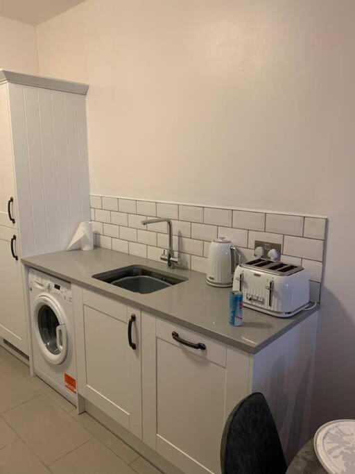 Recently Refurbished Apt Central Mk Free Parking Милтон-Кейнс Экстерьер фото